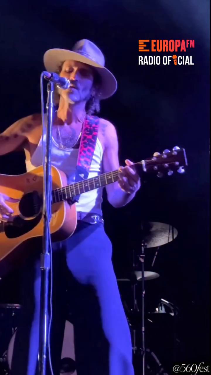 👏🏼🥺 Leiva emociona al Sonorama Ribera con su precioso homenaje a Robe Iniesta cantando 'El hombre pájaro'