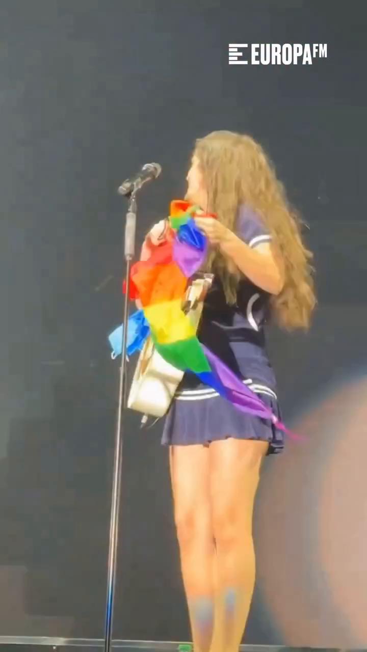 🏳️‍🌈 Amaia ha alzado una bandera LGTB durante su concierto en la Semana Grande de Gijón