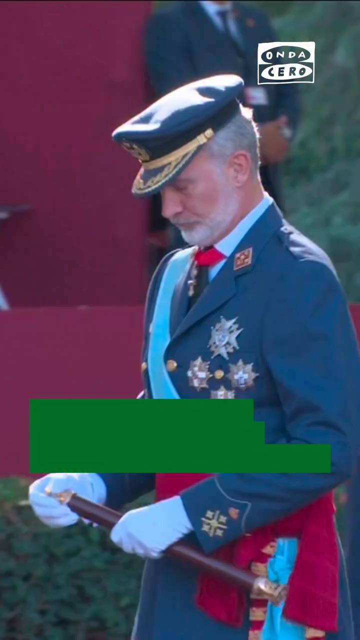 📹 Así ha sido el momento en el que a la princesa Leonor se le ha caído el Toisón de Oro y en la tribuna real Felipe VI le ha ayudado a colocárselo