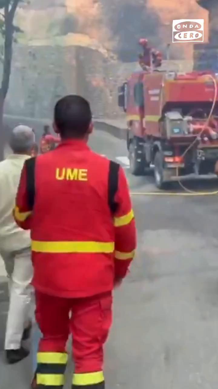 🚨 El implacable avance del incendio de Las Peñas de Riglos obliga a la UME y al Gobierno de Aragón a rescatar los huesos del Panteón Real y bienes de incalculable valor del histórico monasterio.