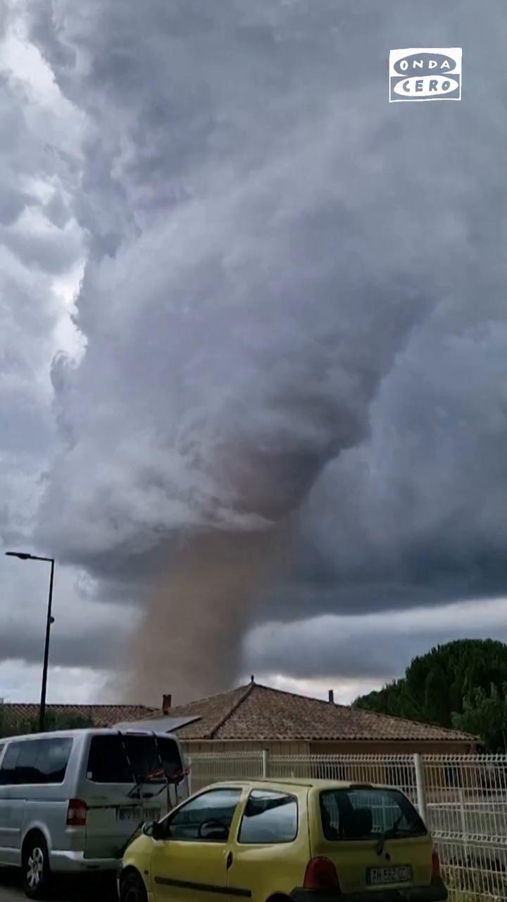 ❗El paso del tornado dejó en Francia un escenario de destrucción: viviendas dañadas, tejados arrancados por la fuerza del viento y numerosos objetos desplazados por las calles.