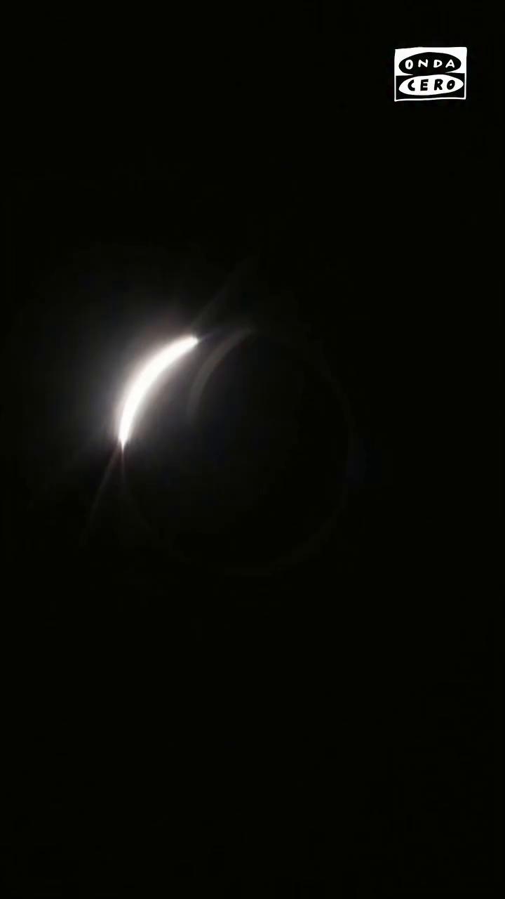 🌑✈️ Así se ha visto el eclipse solar total desde el avión de Iberia
