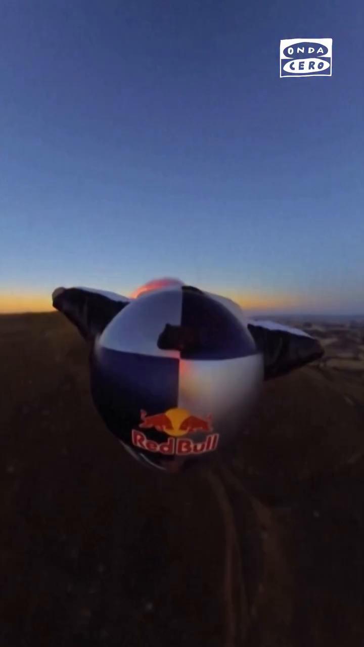 🪽🌒 El espectacular vuelo con un traje aéreo de Red Bull durante el eclipse solar