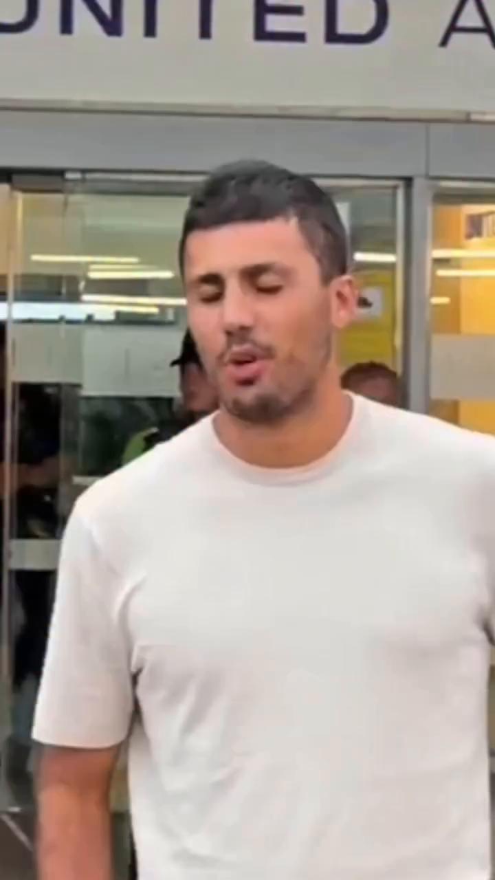 ⚽Rodri llega a Barcelona para pasar reconocimiento médico: 