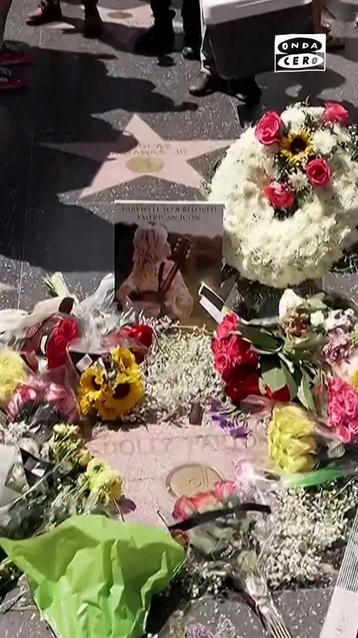 😢 Fans de Dolly Parton despiden a la cantante en varios puntos de Estados Unidos