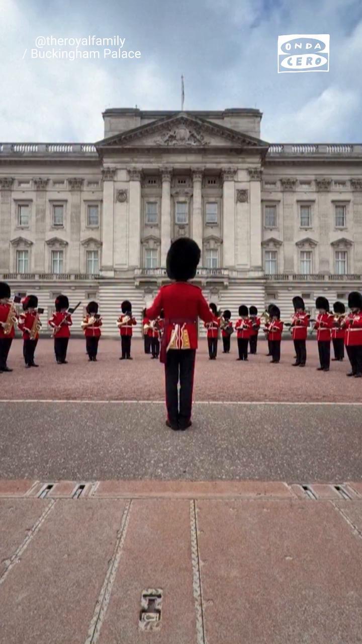 💂🇬🇧 Los Coldstream Guards homenajean a Dolly Parton al ritmo de '9 to 5'