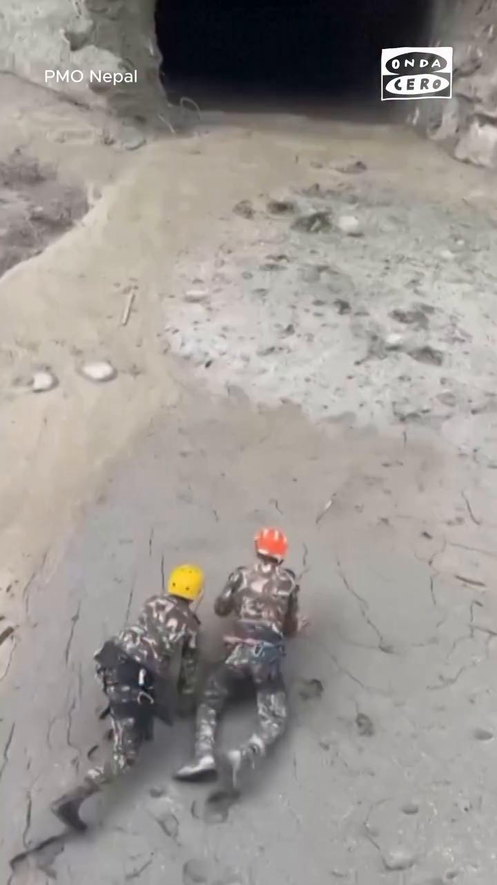 🪖 Rescatistas se arrastran por el lodo para salvar a personas atrapadas en un túnel de la central hidroeléctrica en Nepal