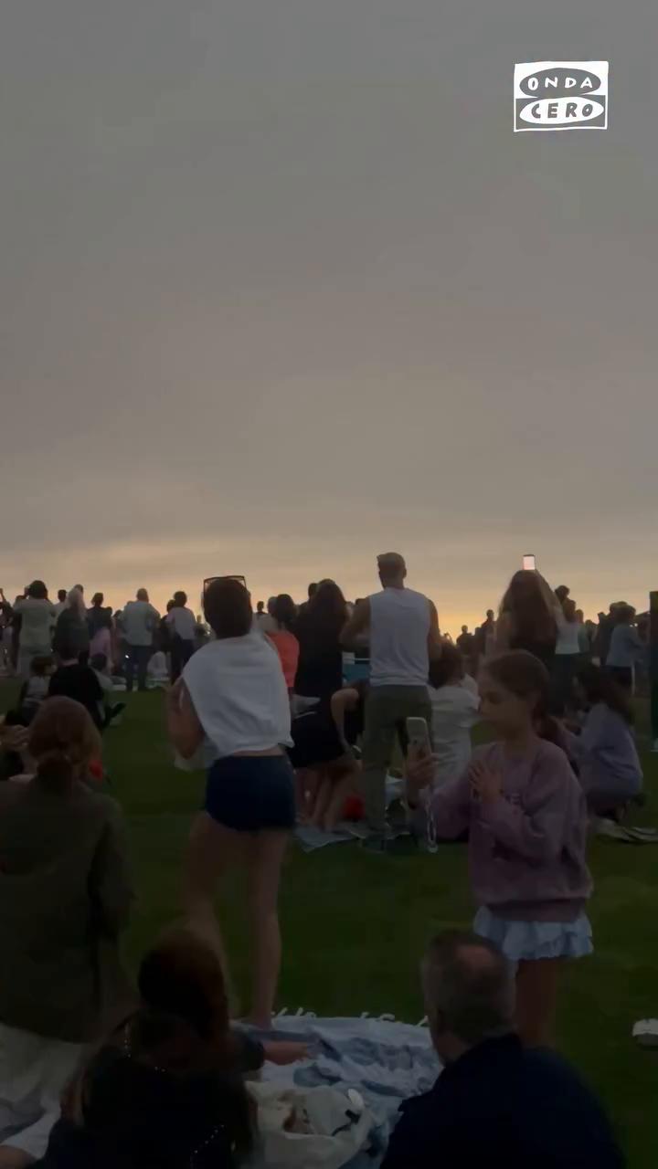 🌥️🌑Cientos de personas ven el eclipse solar desde el monte de San Pedro en A Coruña a pesar de las nubes