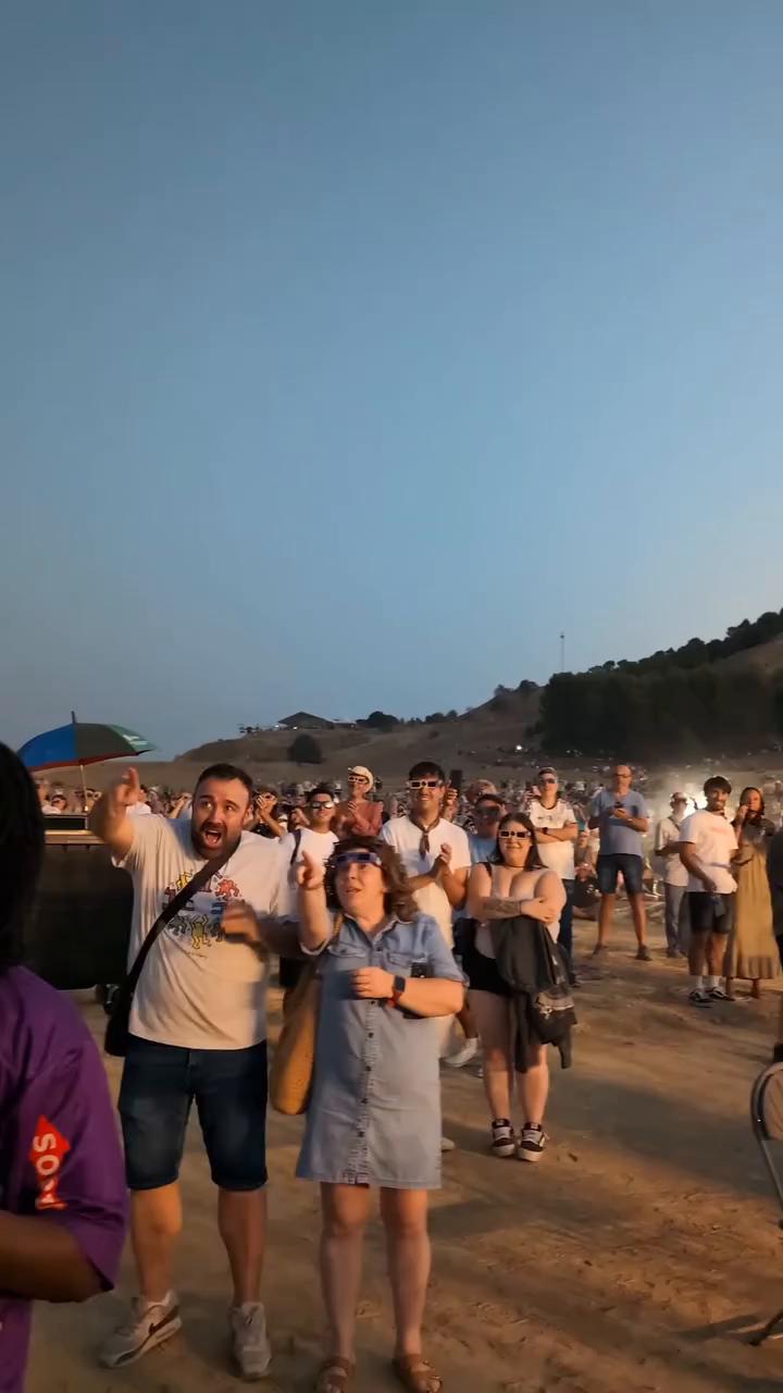 🟢 Miles de personas se han congregado en Palencia para vivir el eclipse del siglo