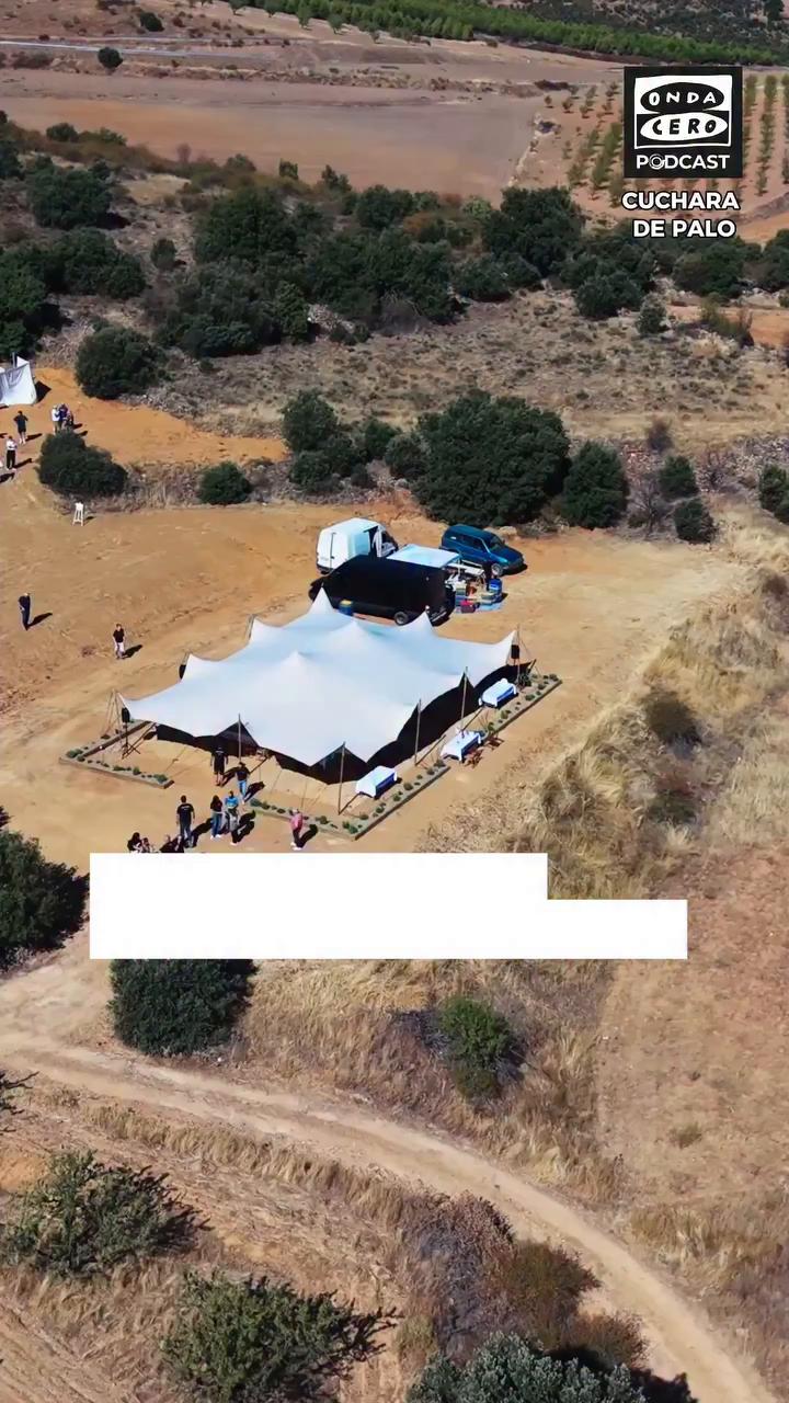 🍇 A 1.000 metros de altitud en mitad del viñedo Atea situado en Calatayud, 'Cuchara de palo', el pódcast de @annarierapi, vive desde dentro la Fiesta de la Vendimia de Raíces Ibéricas