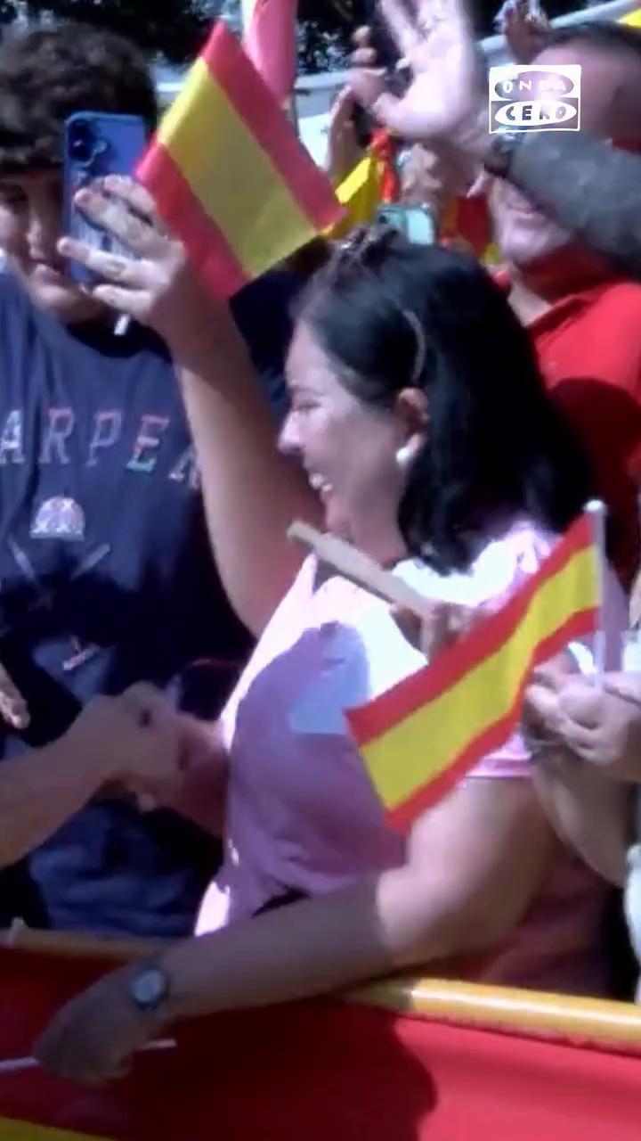 🪭 La espontánea reacción de la reina Letizia al recibir un abanico de una ciudadana en Melilla