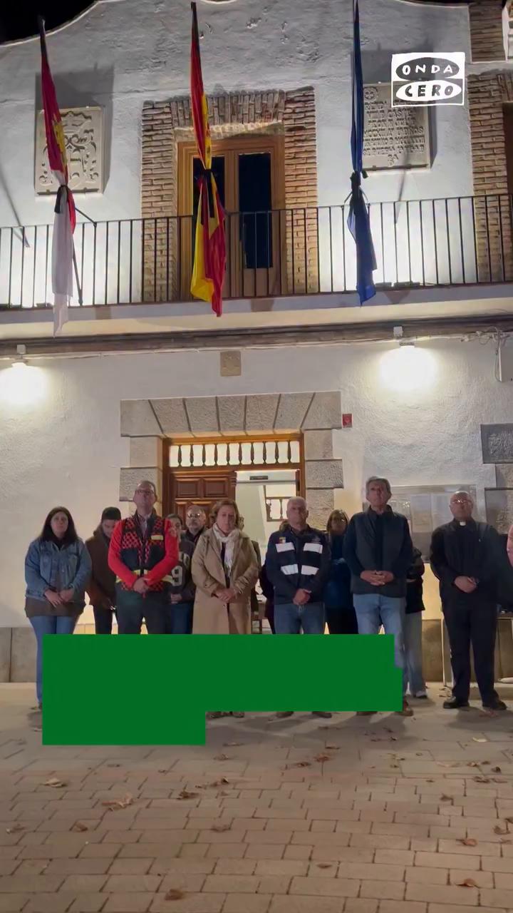 📹Minuto de silencio en Urda tras la tragedia ferroviaria