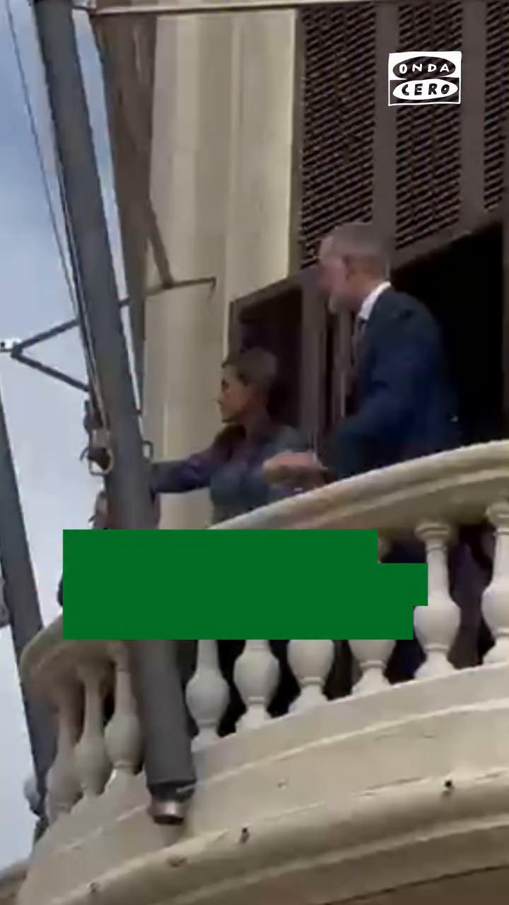 🗣️ Cerrada ovación para los reyes y sonora pitada para Ángel Víctor Torres durante el saludo desde el balcón del ayuntamiento de Ceuta