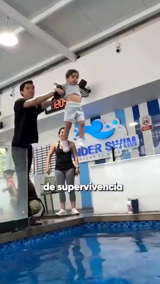 Lanzan a Diego de dos años al agua en método viral de natación infantil