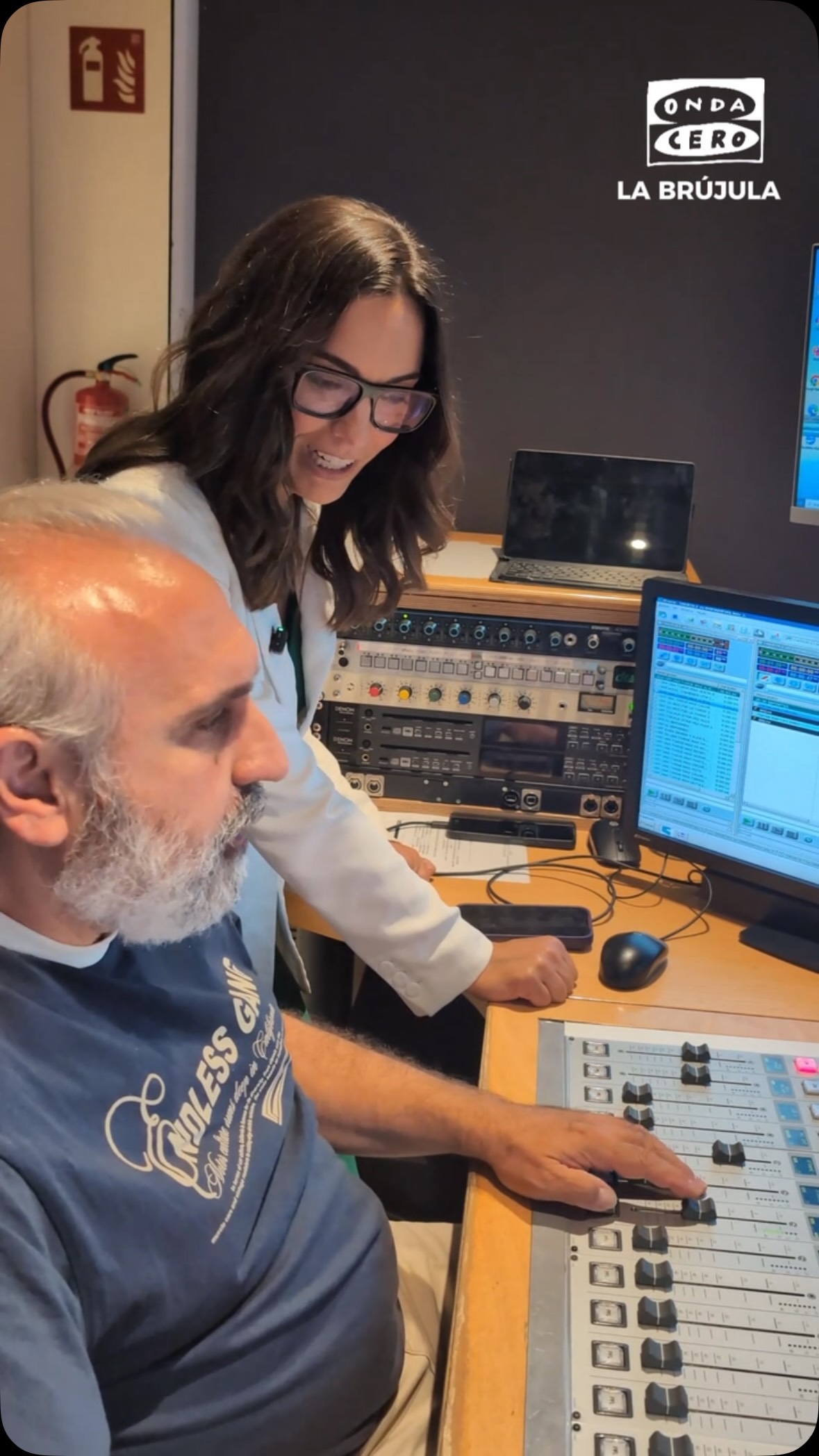 🎙️Este lunes comienza una nueva temporada en La Brújula con muchas caras nuevas, algunas de las voces de siempre y con @martagarciaaller al frente del micrófono