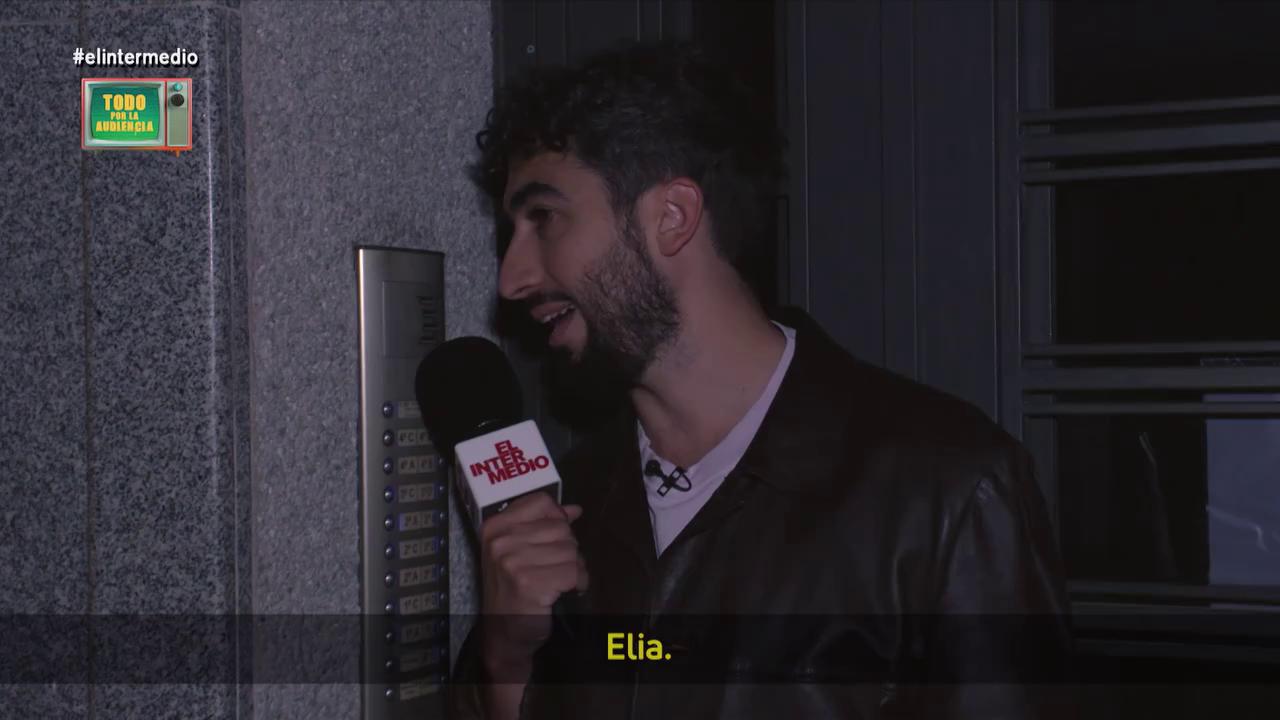 Isma Juárez vuelve a salir a la calle en su sección 'Todo por la audiencia' para conseguir ver el final de #elintermedio desde la casa de un espectador del programa.