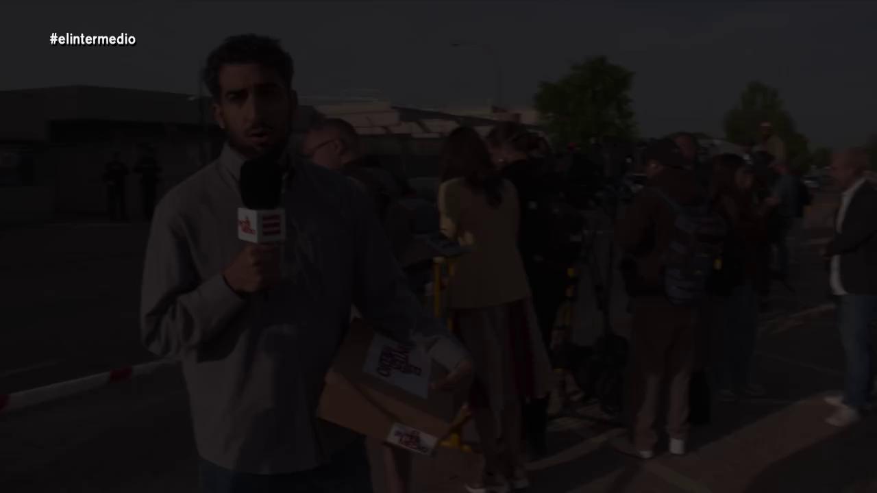 😂 @_ismajuarez se ha desplazado a San Fernando de Henares, el día en que declaraba Rajoy en el juicio de la Kitchen, para intentar darle un regalo.