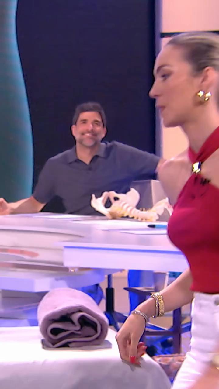 Nuestro fisio Víctor Hernán @victorhernanf enseña a @isabelforner ejercicios para estirar la espalda y poder crecer un par de centímetros💪