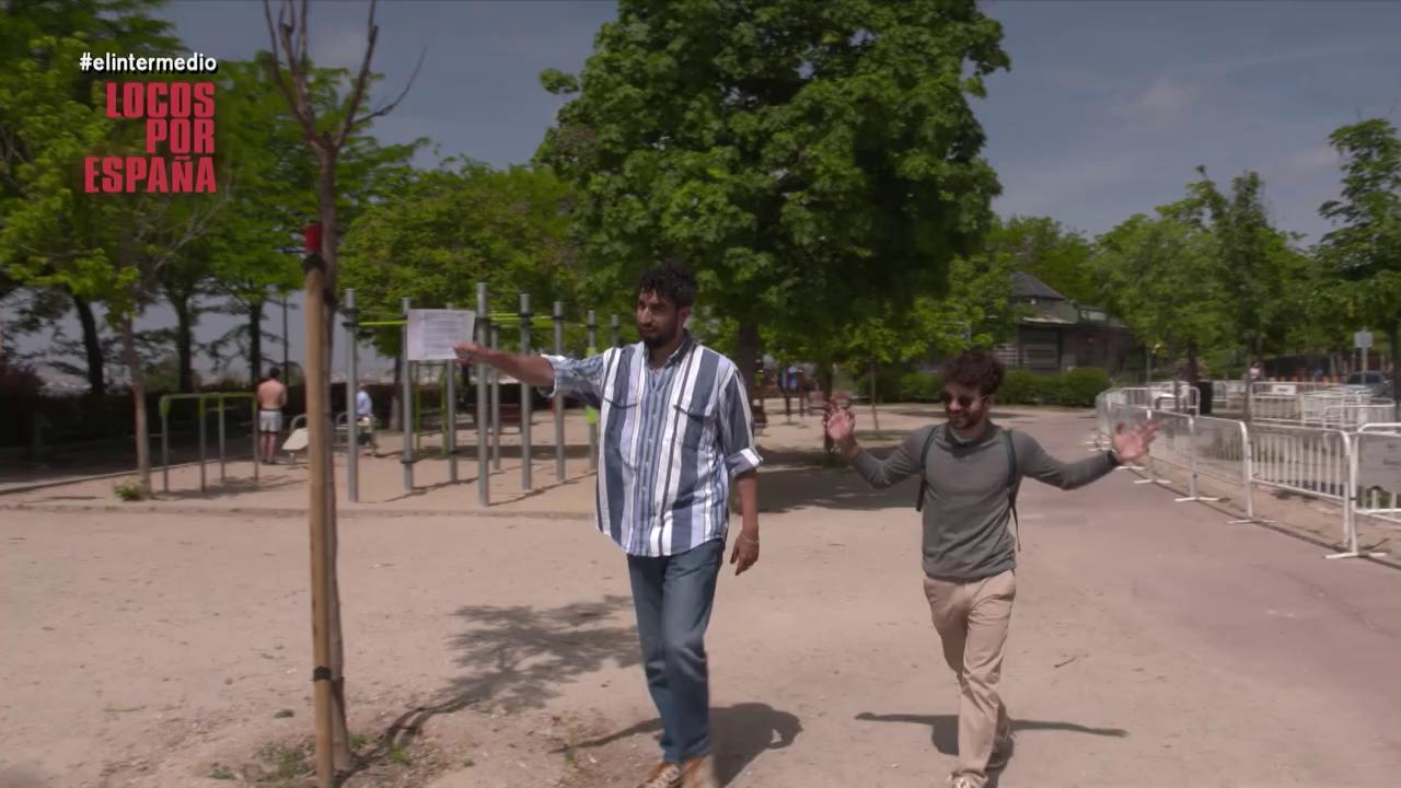 En su sección 'Locos por España', @_ismajuarez pasea por Madrid con Román Socias, un creador de contenido argentino que se ha propuesto visitar las 50 provincias españolas #elintermedio