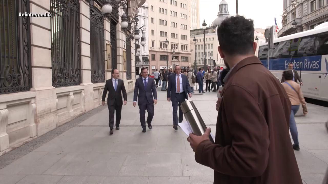 Almeida bromea con el Papa en el Bernabéu y esquiva debate sobre inmigración