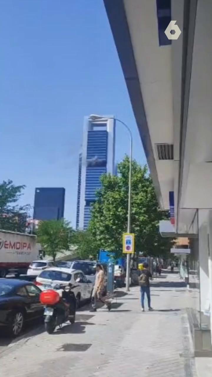 Una de las cuatro torres de Madrid ha sido desalojada a causa de un incendio, que ha provocado una gran columna de humo que sale de una de las plantas del edificio.