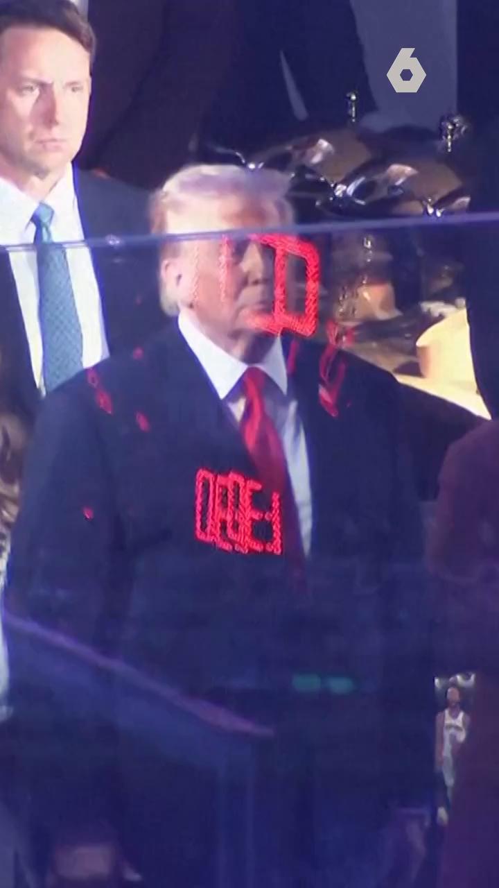 🇺🇲 Donald Trump, presidente de Estados Unidos, fue recibido este lunes por unos sonoros abucheos cuando la pantalla gigante del Madison Square Garden, sede del tercer partido de las Finales NBA entre New York Knicks y San Antonio Spurs, anunció su presencia.