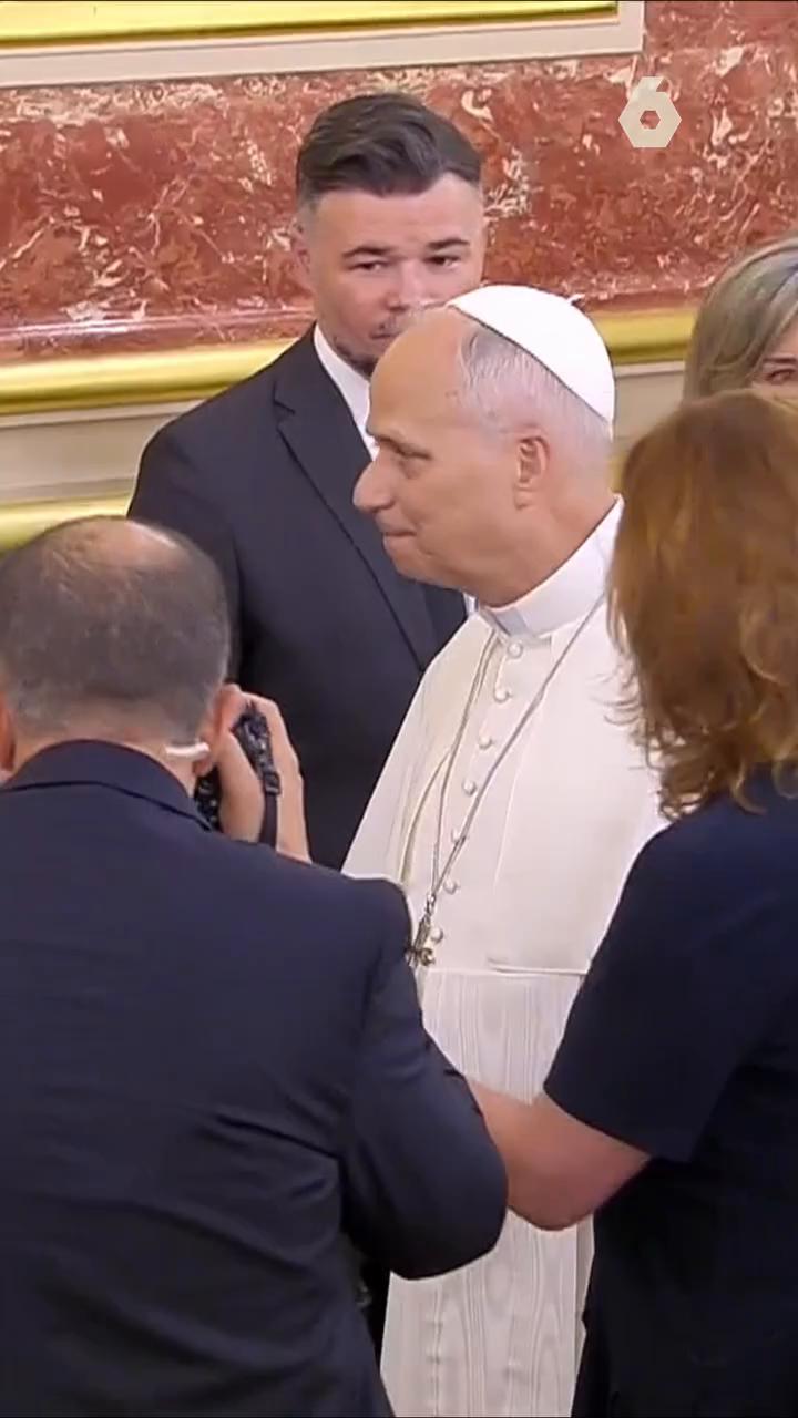 Así ha sido el efusivo saludo de la diputada de Junts Míriam Nogueras al papa León XIV
