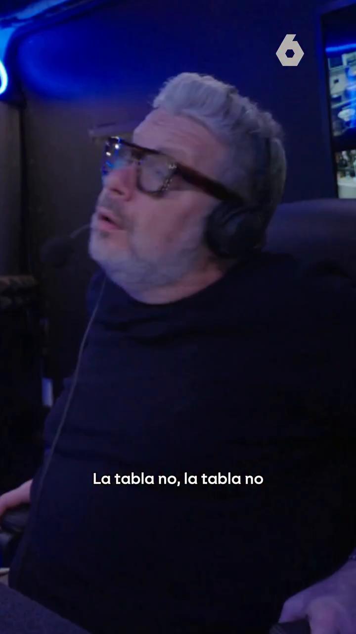 🤢 @albertochicote lo pasa fatal al ver que están a punto de emplatar y sacar un pescado en mal estado cortado en una tabla más sucia que la acera de la calle.
