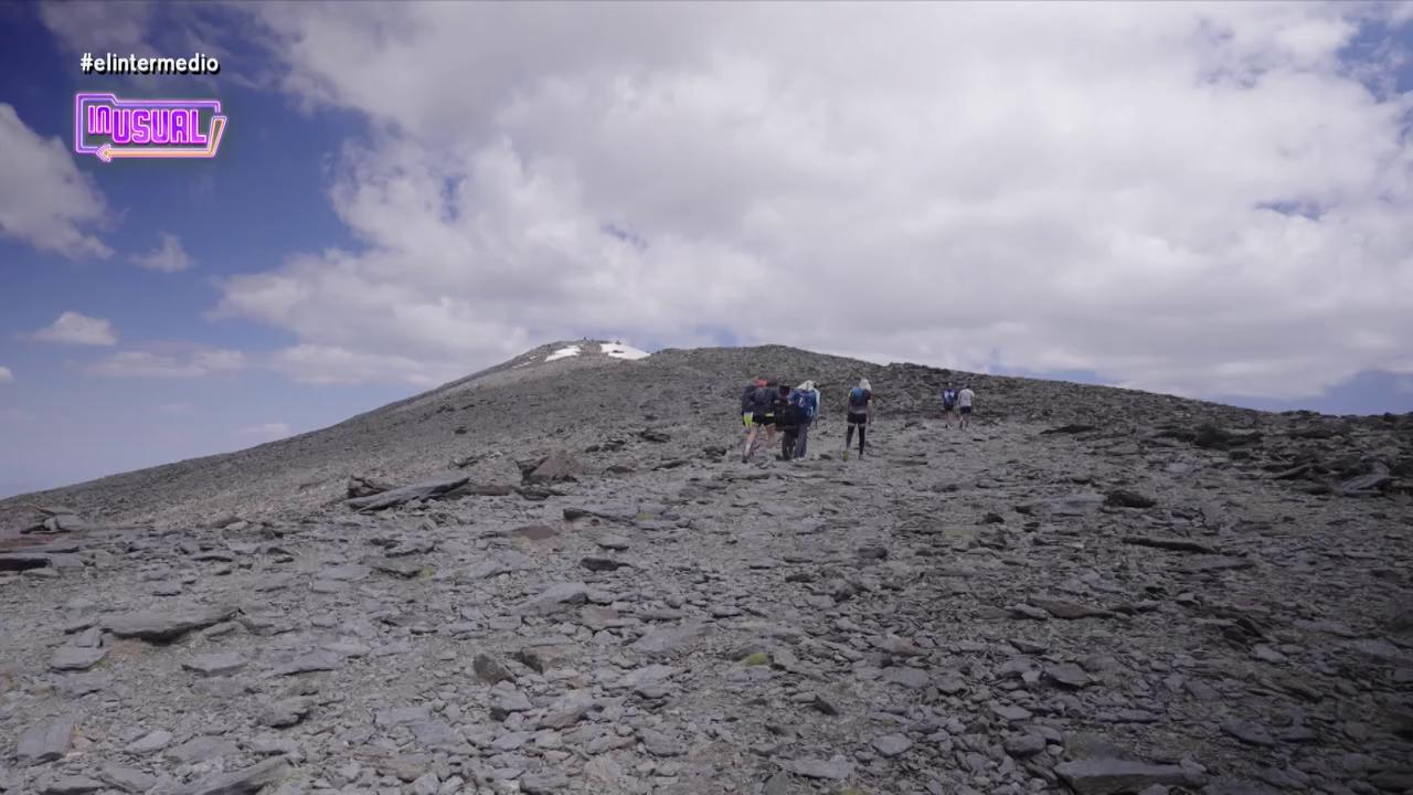 ⛰️ @inusu_al acompaña a la atleta Carmen Giménez hasta la cima del Mulhacén, la montaña más alta de la península.