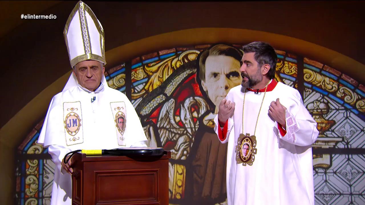 El papa Wyoming y el monaguillo Mateo le cantan a Aznar.