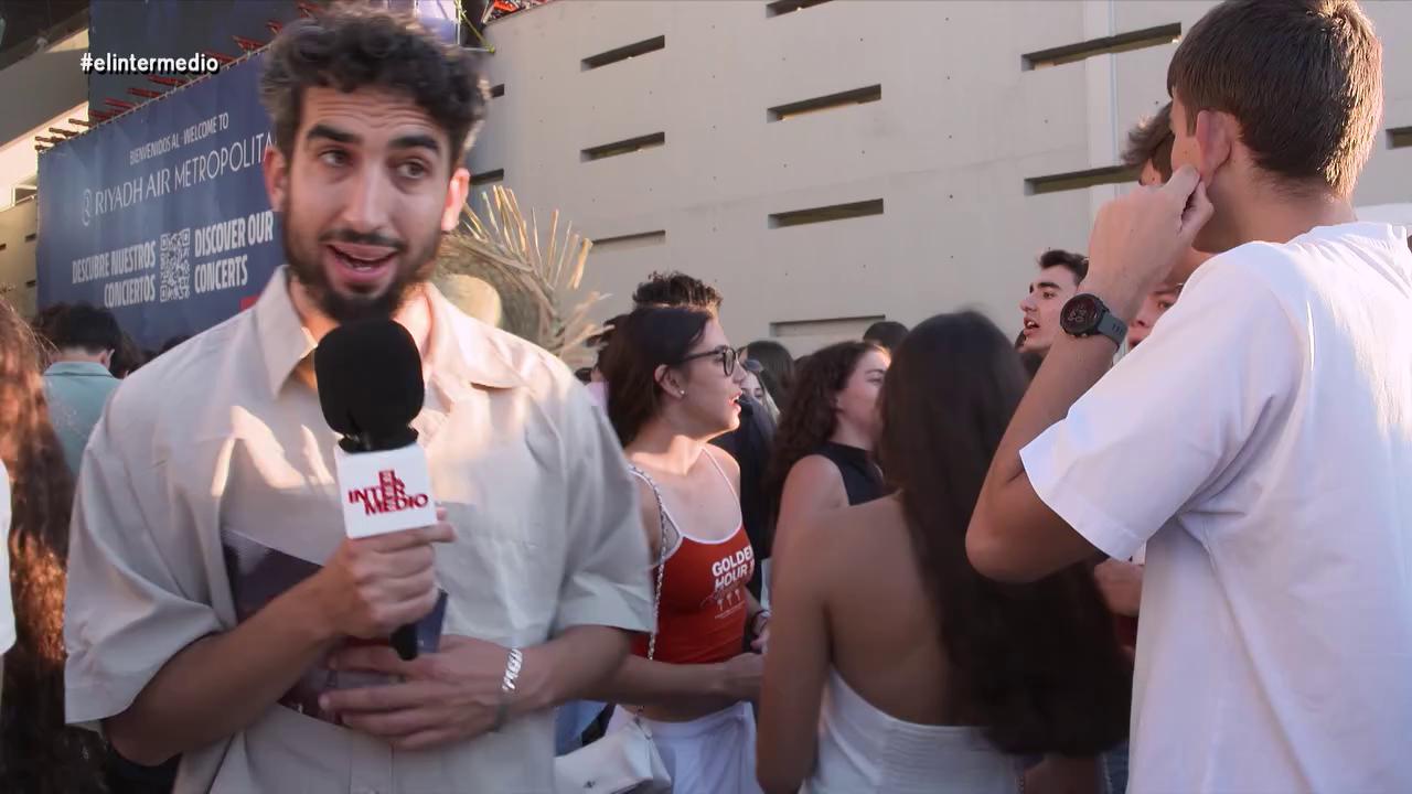 🎤 @_ismajuarez se ha trasladado hasta el exterior del Metropolitano para charlar con los fans de Bad Bunny.