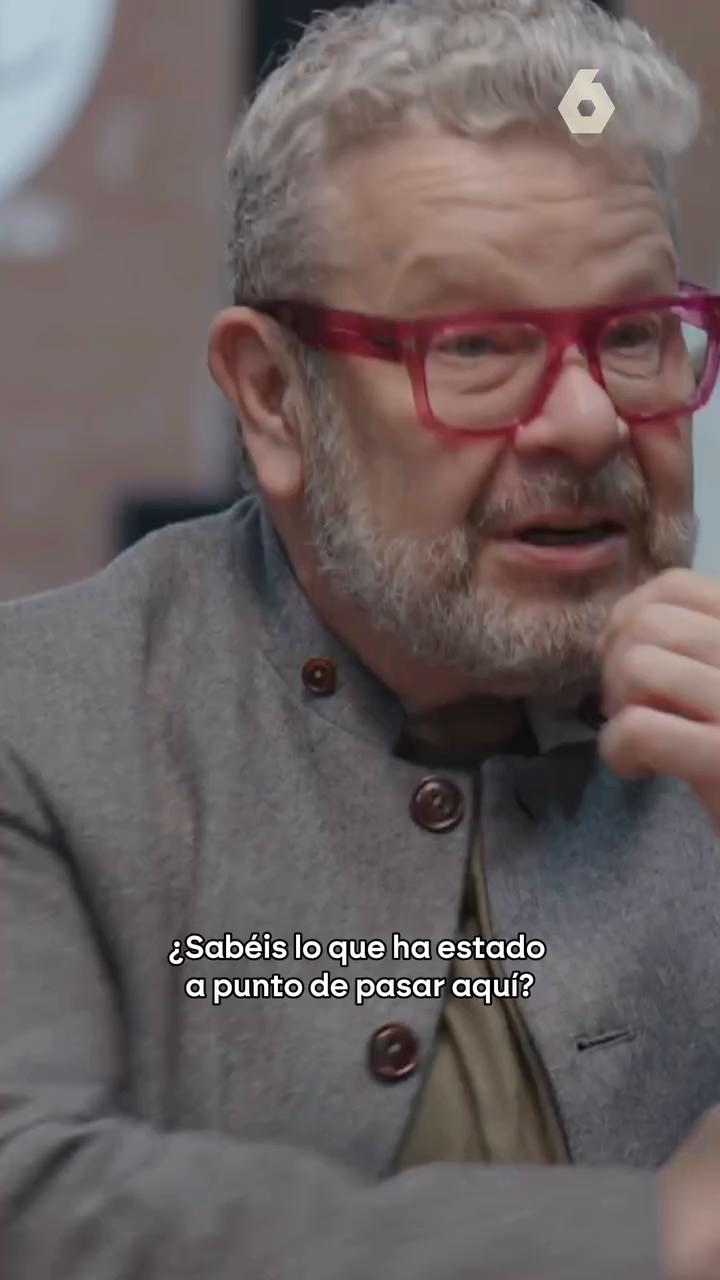😠 @albertochicote echa una bronca al personal del restaurante tras haber visto cómo freían unos entresijos en el mismo aceite que unos calamares a un comensal que había especificado que es alérgico al pescado.