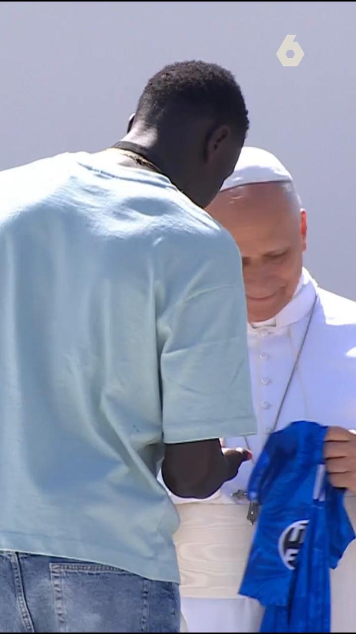 El papa León vuelve a hacer el gesto viral de 'six-seven' durante un encuentro con inmigrantes en La Laguna.