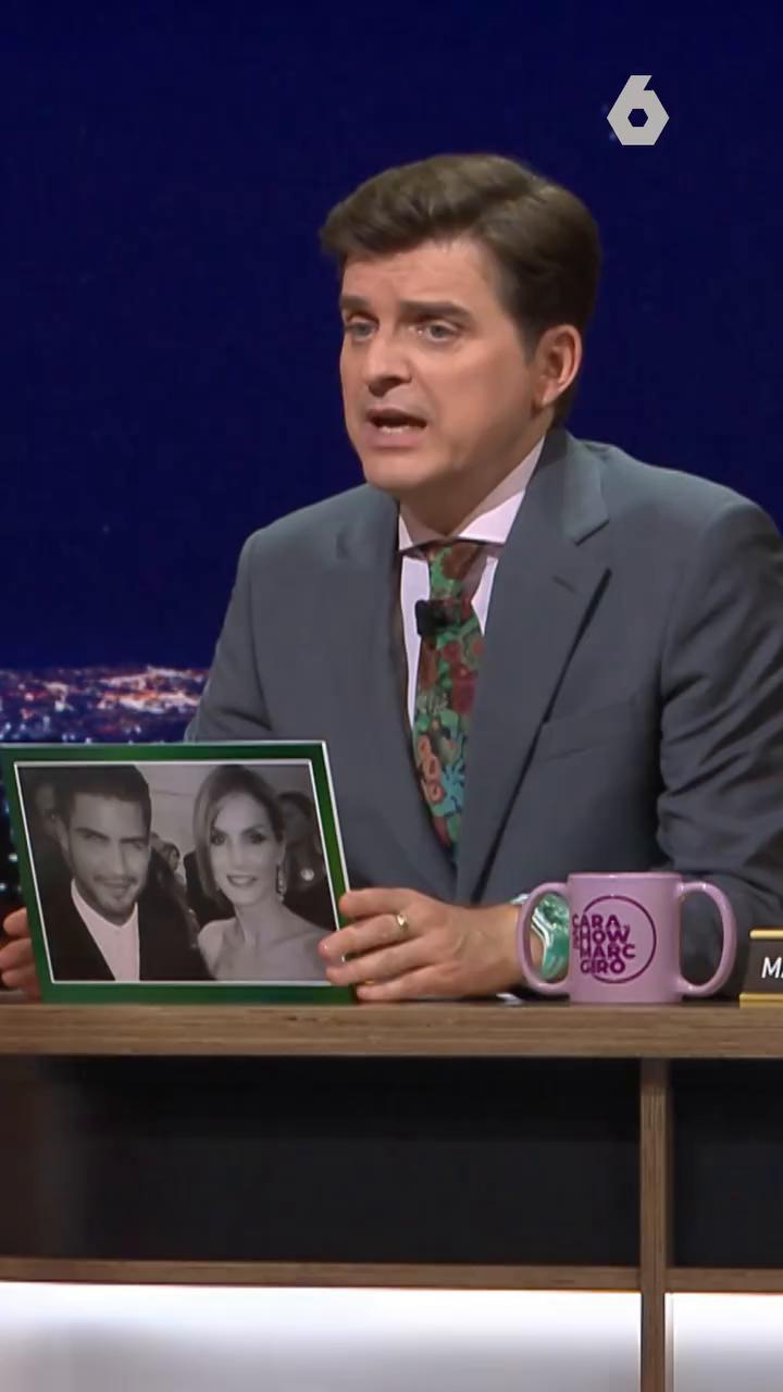 😅 Las manos quietecitas, aunque parezcas tonto cuando te piden una foto.