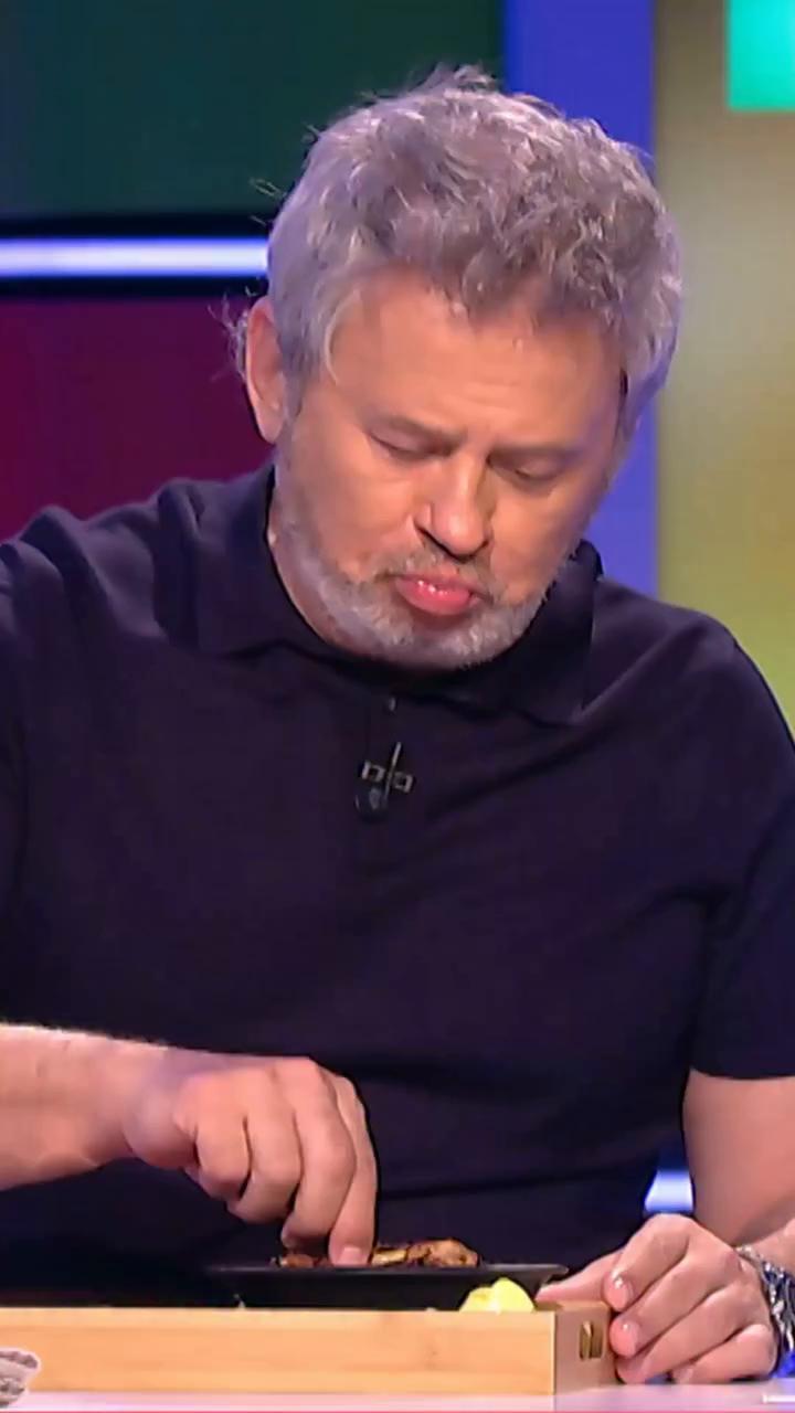 @nadalmiki muestra (de forma práctica) su forma de comer alitas a María José Gómez @protocoloyetiqueta.es 😜