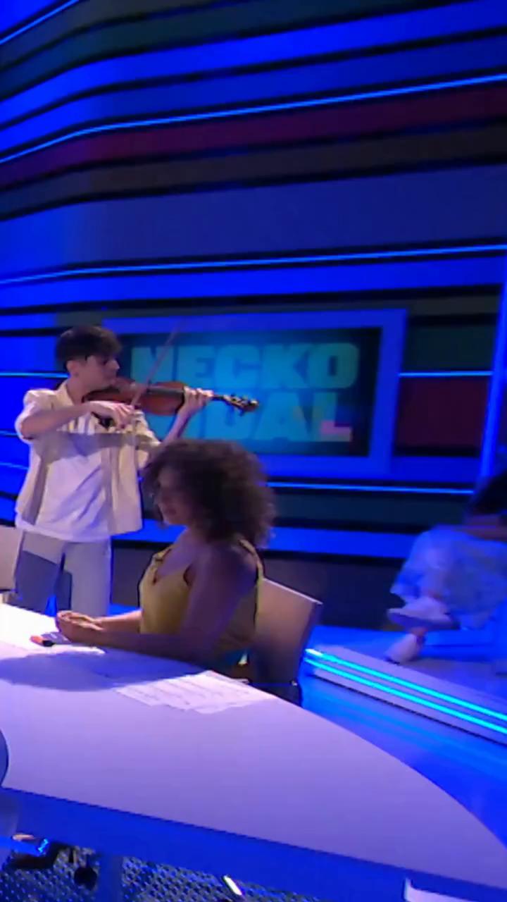 @neckovidal interpreta, en directo y al violín, “Debí tirar más fotos” de Bad Bunny 🫶