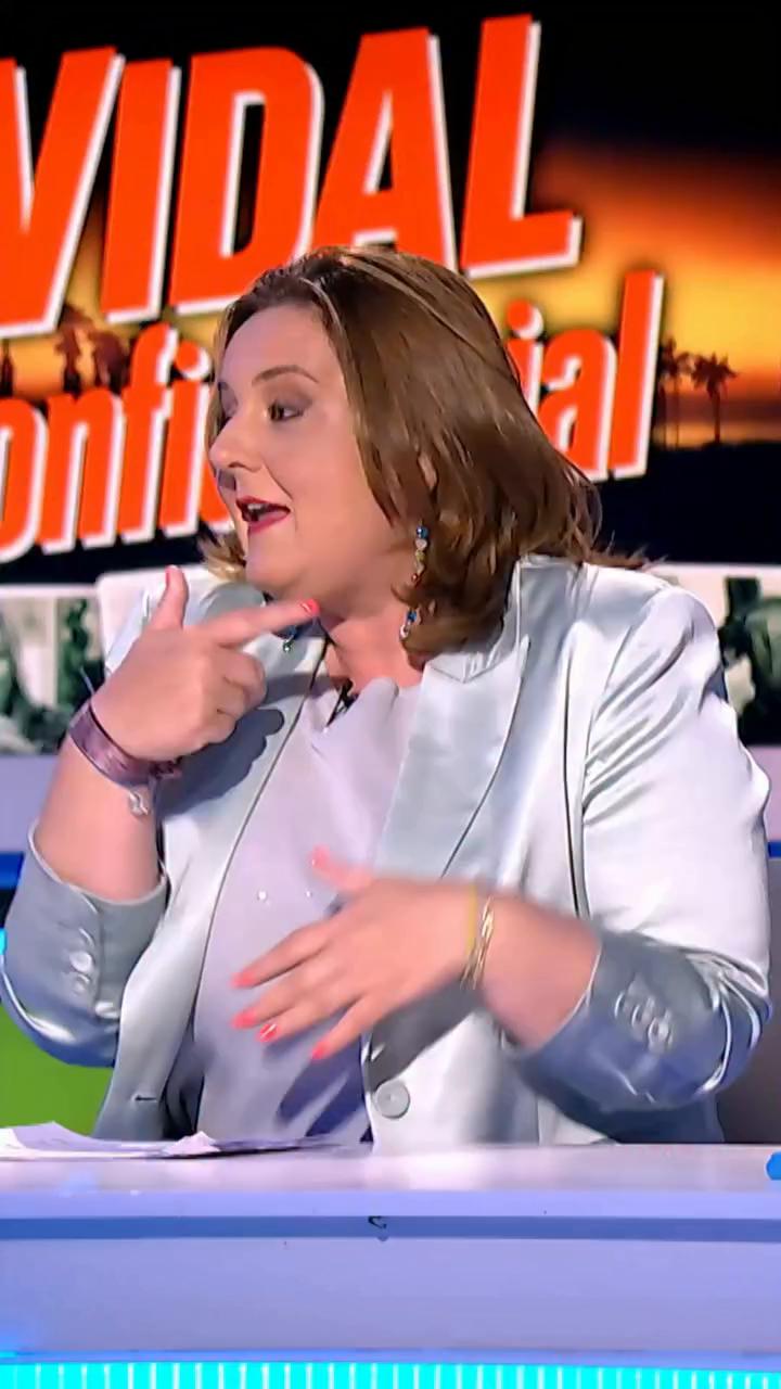 Pilar Vidal @pilarvidalperiodista explica su técnica de ligue: el rasca y gana del verano😍
