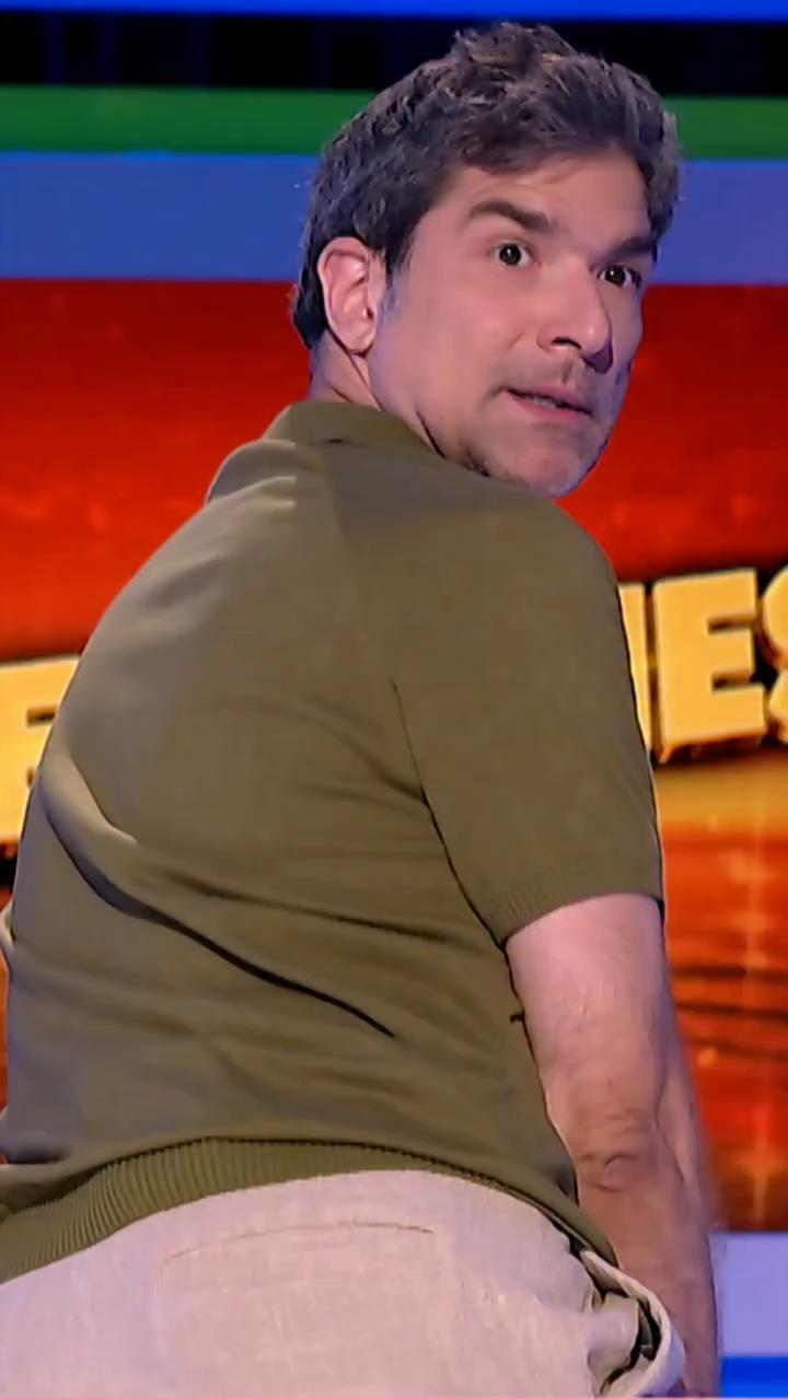 @nachogarciar propone una nueva forma de presentar en televisión: de espaldas, pero mirando a cámara😝