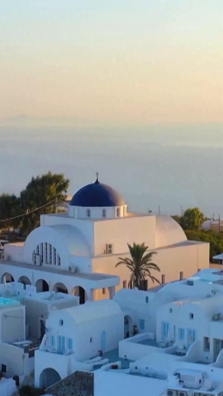 Nuestra experta viajera @marinacomes nos habla de uno de los tesoros de las islas griegas: Santorini🫶