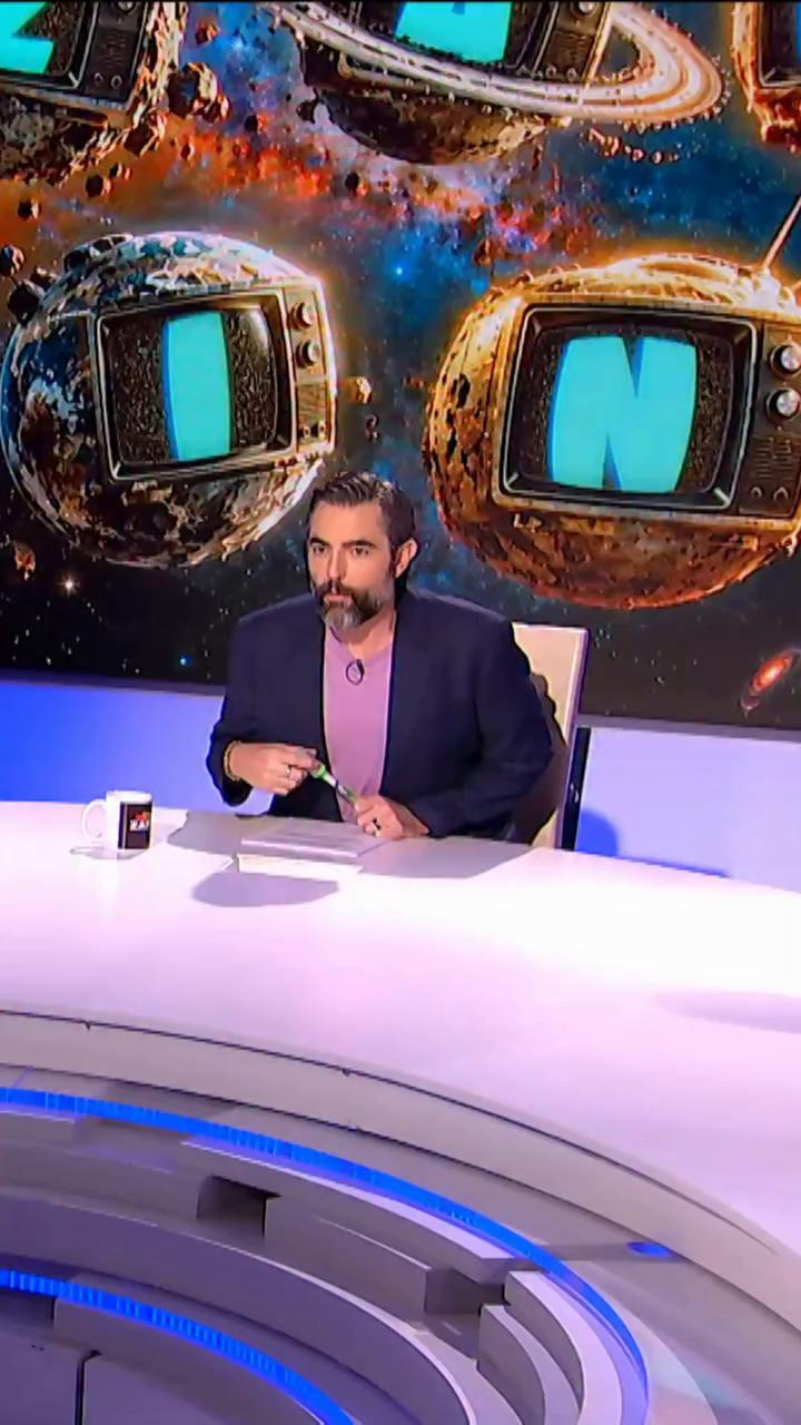 @nadalmiki el hombre de las mil voces se convierte en el Rey Juan Carlos y llama en directo para comentar si circulan por ahí fotos suyas desnudo😂