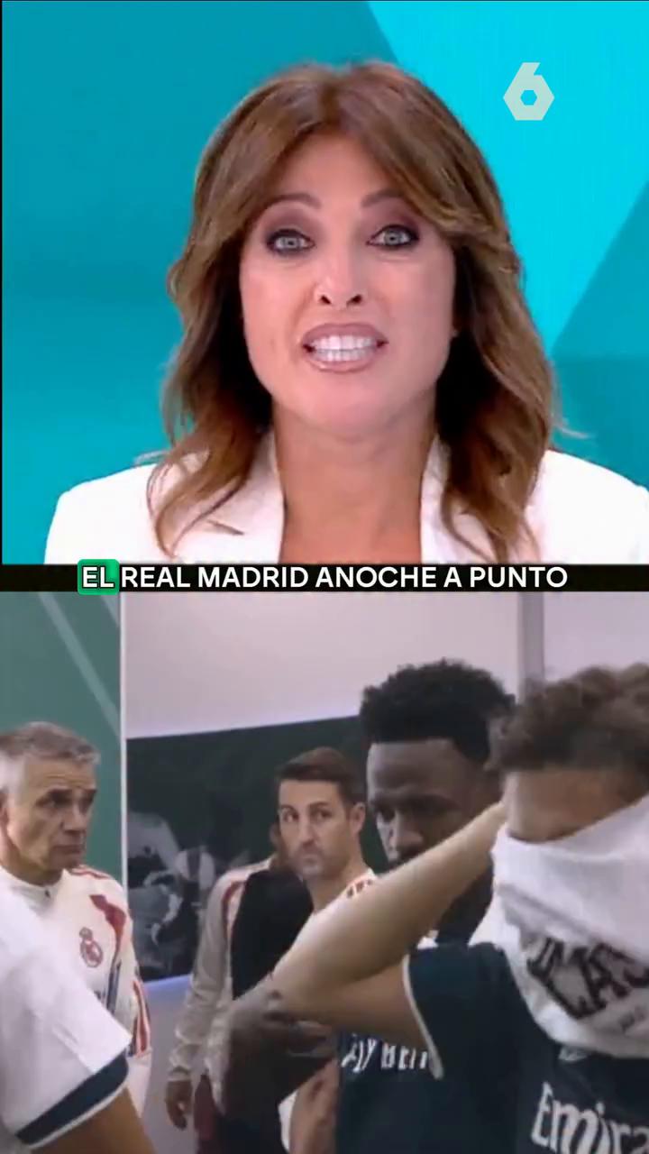 El Real Madrid, a punto de salir al campo y Mbappe y Vinicius se acaban poniendo las camisetas que les han repartido en el vestuario.