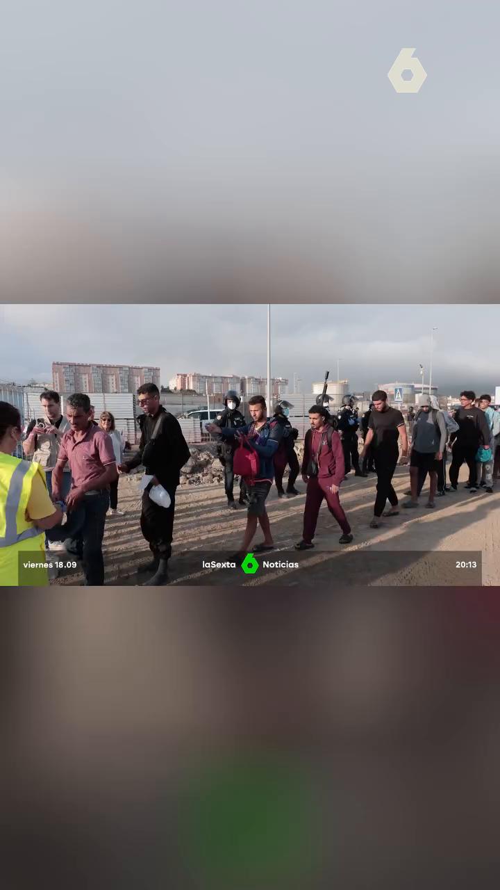 👀 Así es el campamento del puerto de Ceuta: condiciones precarias, calor y algunos todavía no tienen los baños instalados.