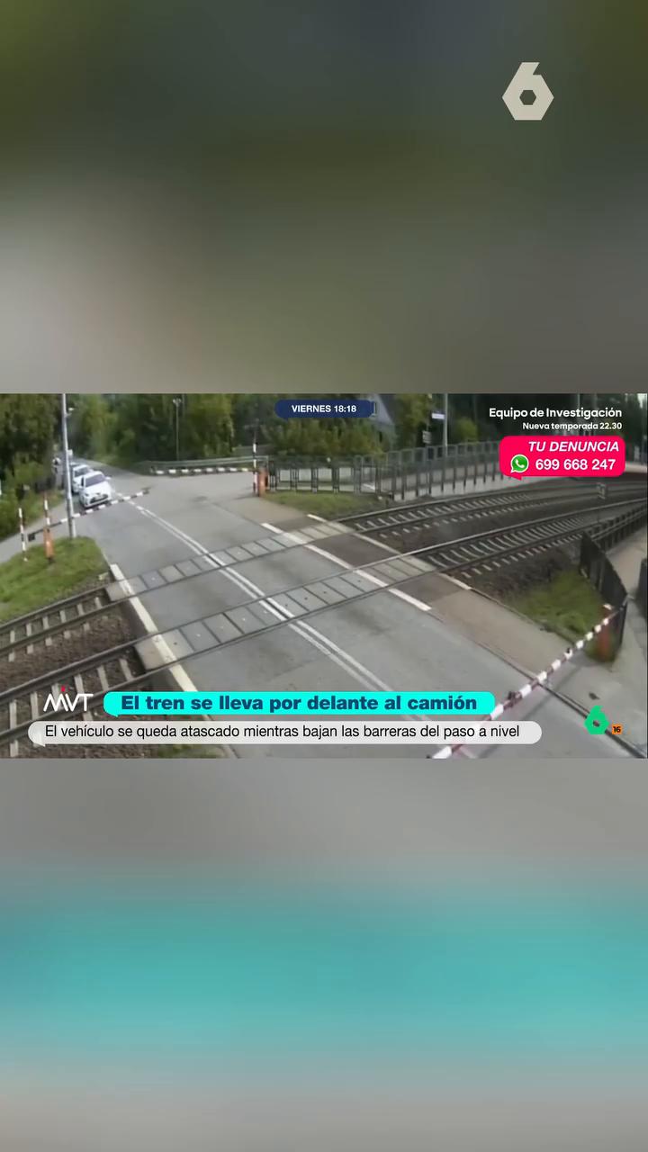 💥 Fuerte accidente en Polonia entre un tren y un camión que quedó atrapado en un paso a nivel.