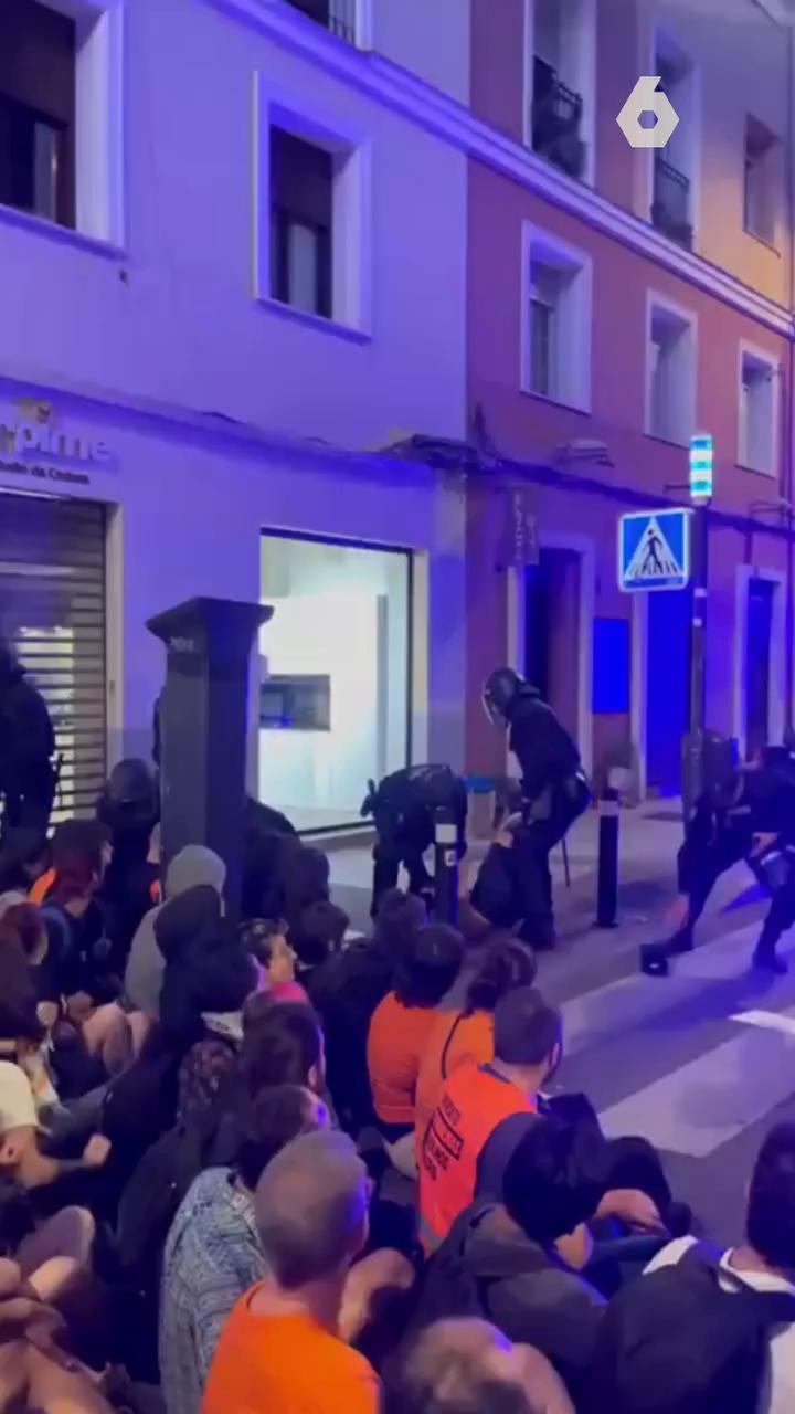 ‼️ Tensión y cargas en el desahucio de Maricarmen, la vecina de 87 años del barrio madrileño de Retiro que se enfrenta este miércoles a un cuarto y definitivo intento de desahucio de la casa donde ha vivido durante más de siete décadas.