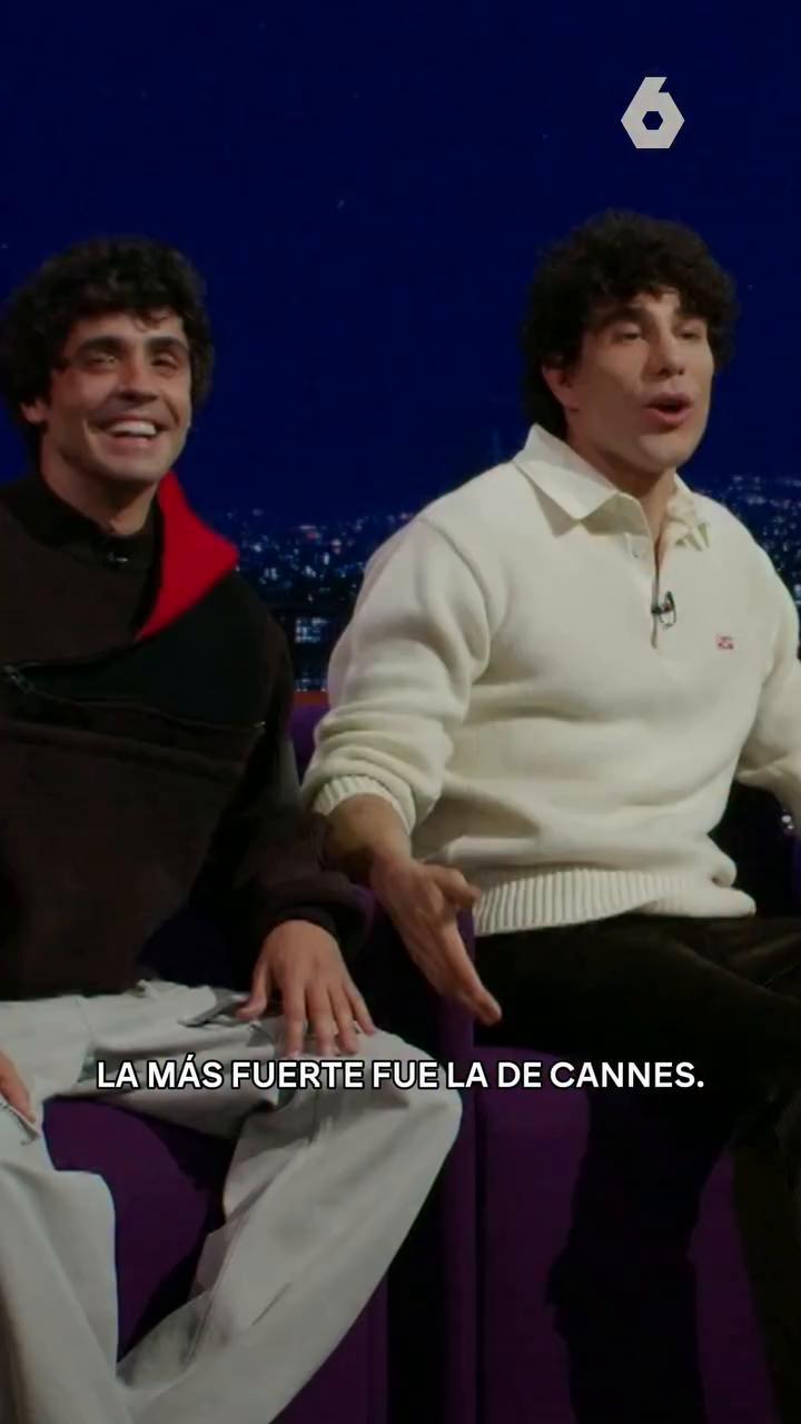 👏 Javier Calvo y Javier Ambrossi cuentan la intrahistoria de la ovación de 20 minutazos que recibieron en Cannes al proyectarse 'La bola negra'.
