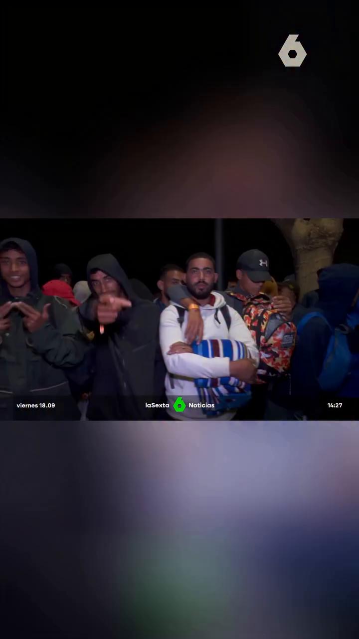 Tras más de cuatro horas de un fuerte dispositivo policial marcado por la tensión y el caos, el campamento de acogida del puerto ha completado su aforo de 1.700 personas.