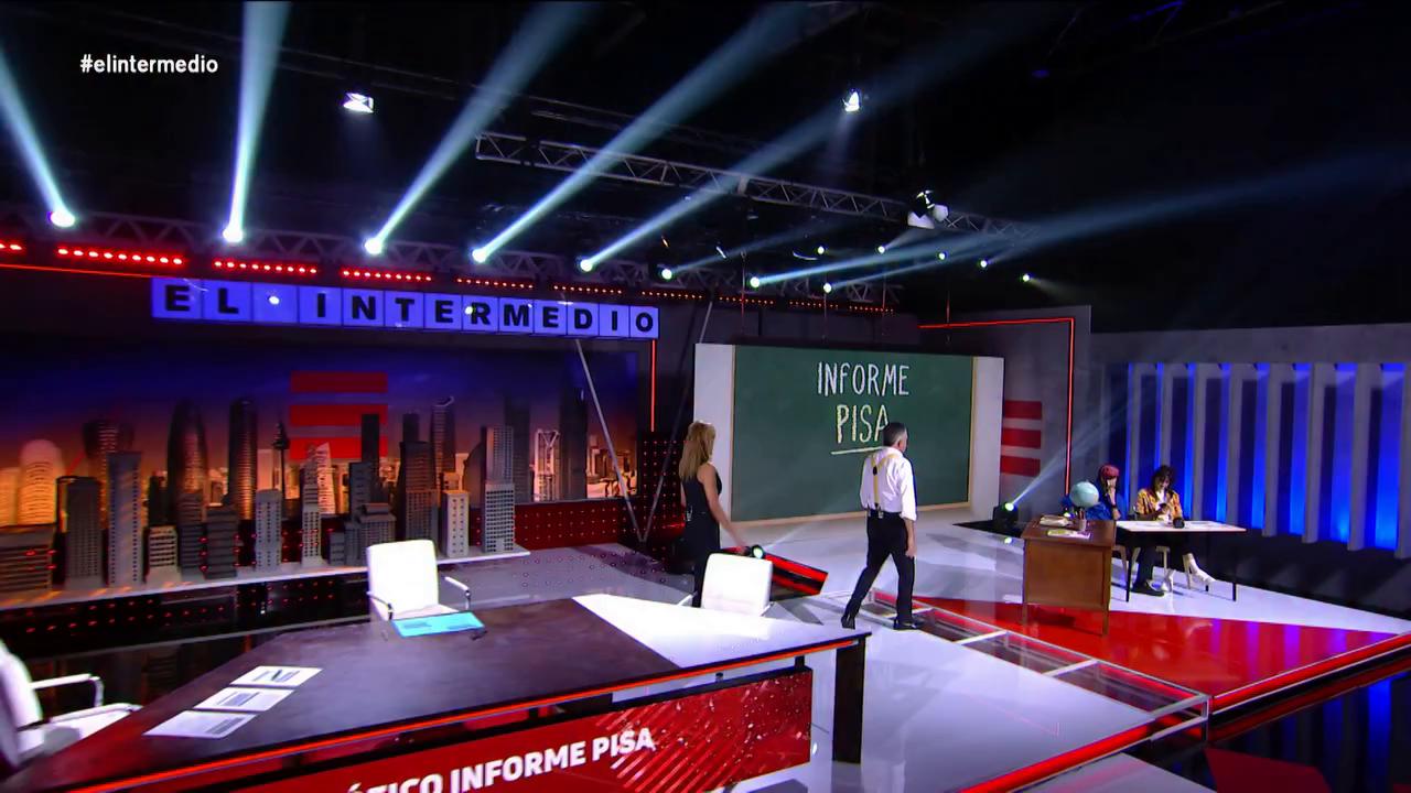 🫠 Sandra Sabatés explica a los 'alumnos' @inusu_al  y @danimateoagain  los resultados del informe Pisa: de las pantallas a la falta de atención...