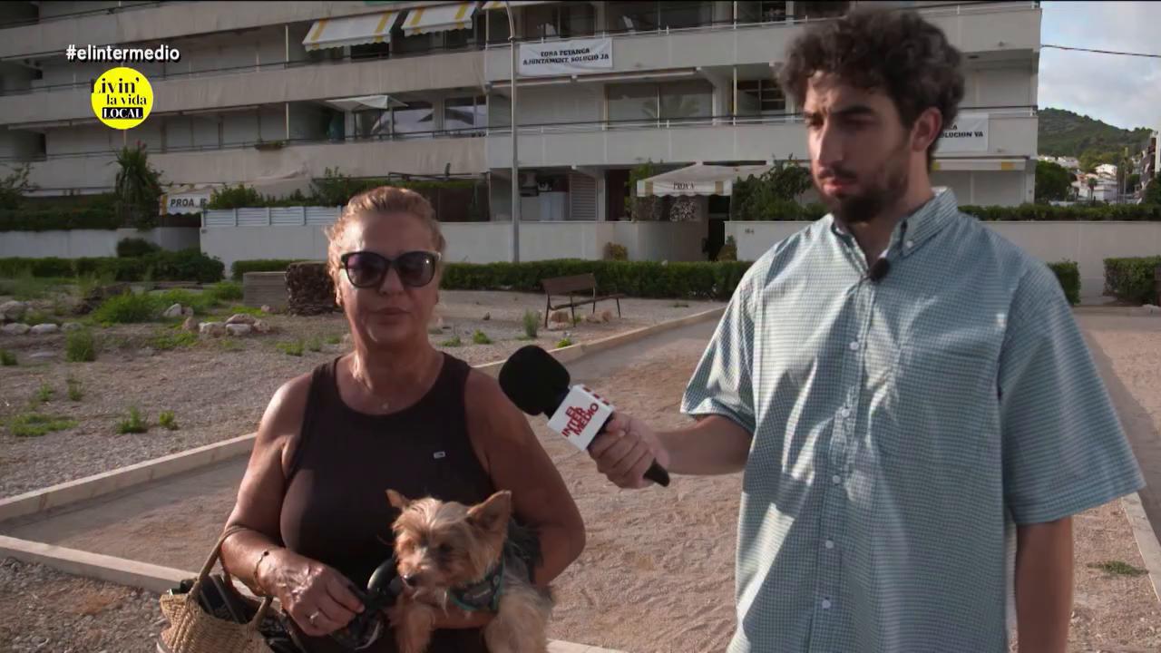 🫨 'Livin' la vida' loca en Calafell para conocer más a fondo el conflicto vecinal que existe entre un grupo de jugadores de petanca y unos vecinos que están en contra de las pistas que han colocado frente a su edificio.