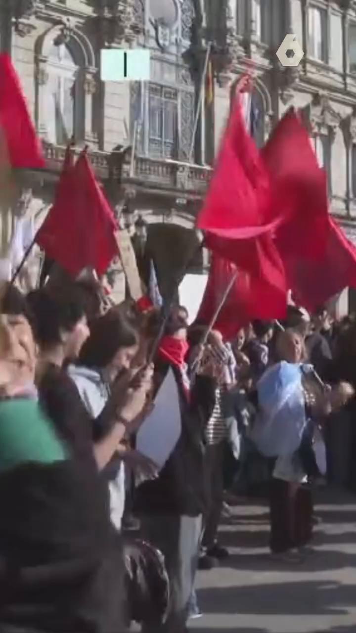 Tensión, disturbios y cargas policiales en un acto de Abascal en A Coruña.