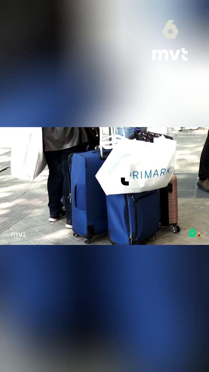 Maletas, reservas pagadas y colas en el portal de un piso turístico en el centro de Madrid.